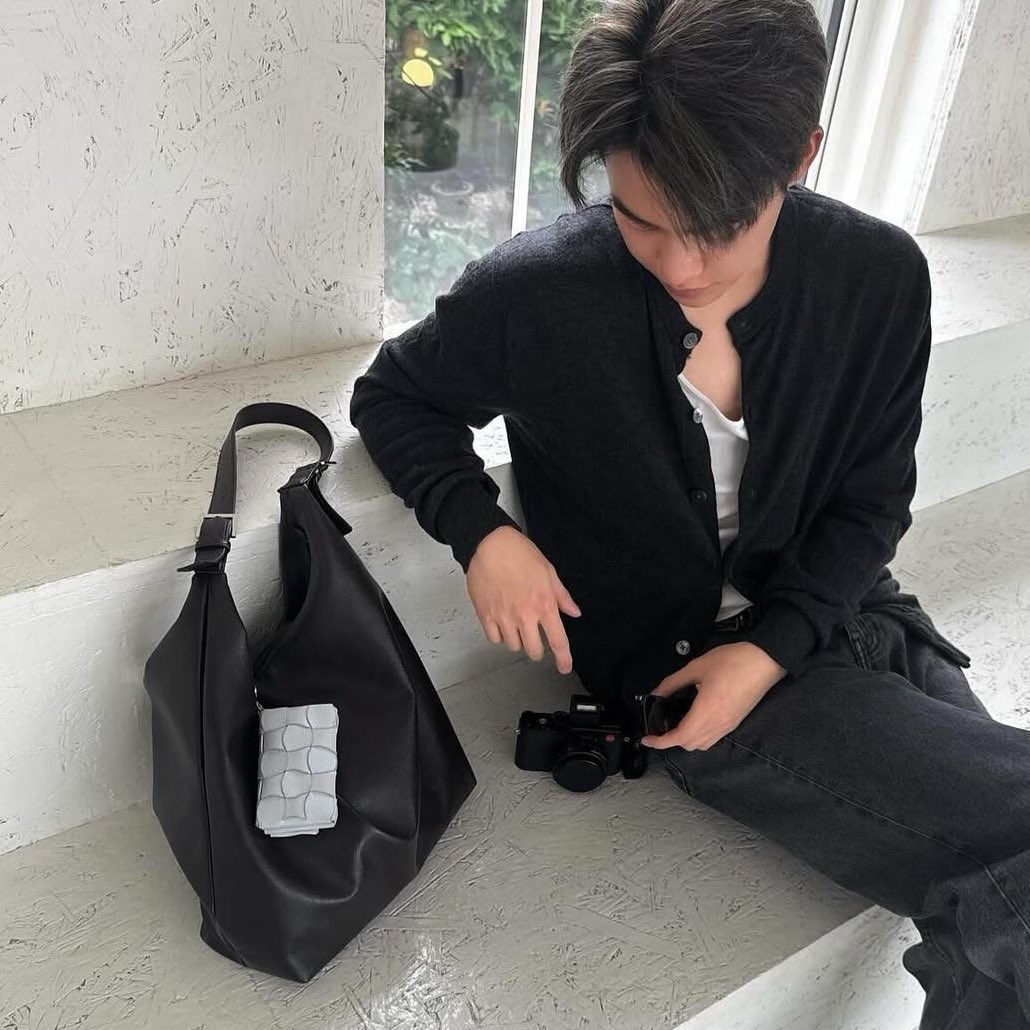 alonepord's tweet photo. ต้องใบนี้เลยเผื่อใครอยากใช้ตามมาร์คคริสวงบัส น้องเป็นกระเป๋าหนังสะพายข้าง ใส่ของได้เยอะทำจากหนังวีแกน ราคาพันกว่าบาท คือ unisex กับ timeless มากใครถือก็สวย https://t.co/7i8y0Wnl0L