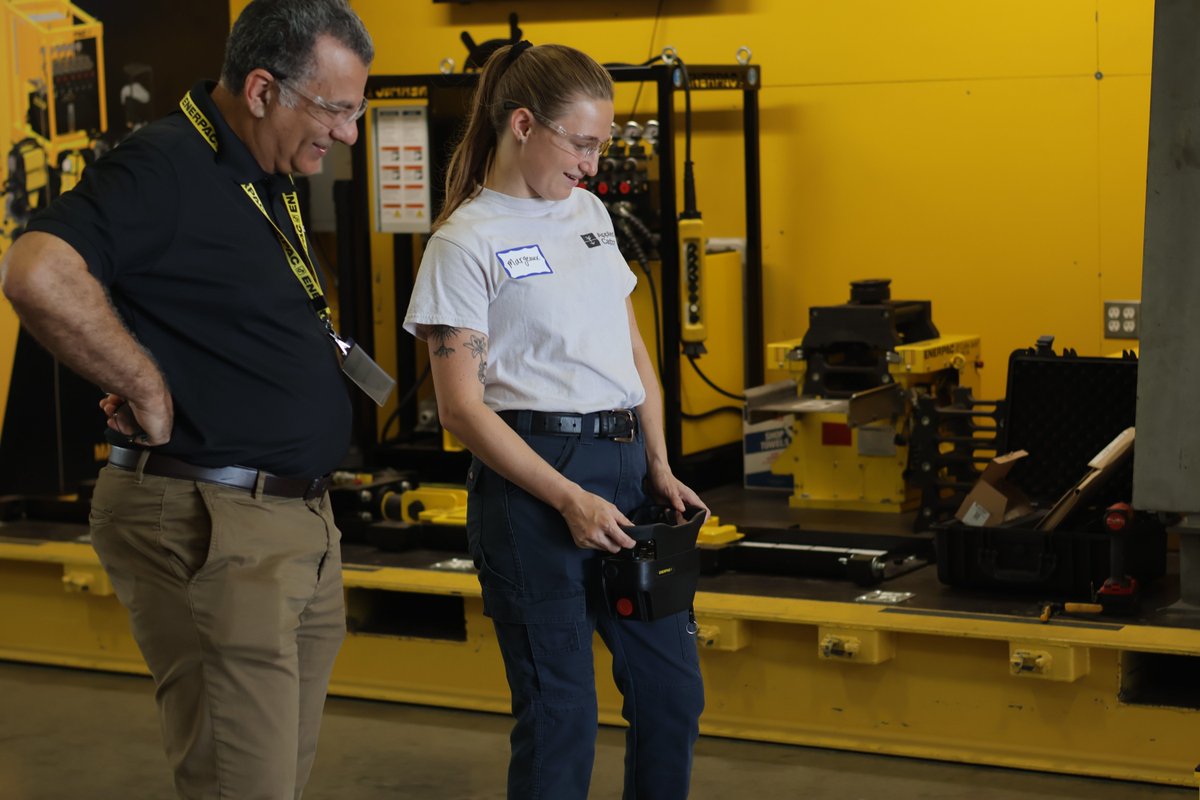 enerpac's tweet image. This month saw Enerpac hosting a two exciting Experience Days in Deer Park, TX!
Attendees got hands-on with our latest tools, from Machine Movers to Milling Machines, and even joined us for a night of Pickleball! 🏓

Learn more 👉 engineeringmaintenance.info/latest-news/en…

#Enerpac #ExperienceDays