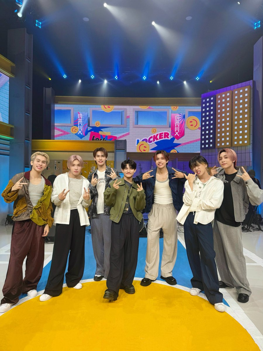 DICE_SONRAY's tweet image. 🥰 เป็นยังไงกันบ้างค้าบบ สนุกกันมั้ยย ขอบคุณรายการ #HELLOLOCKER @xebis_ent ด้วยครับที่ชวนพวกเรา DICE มาเปิดห้องเรียน และได้รู้จักเพื่อนใหม่ในครั้งนี้ด้วยนะครับบ ✨

📺 รายการ HELLO LOCKER | EP.09
🔗: youtu.be/Uw-AQZsl99I?si…

#HELLOLOCKERxDICE
#HELLOLOCKEREP9
#HelloLockerEndS1…