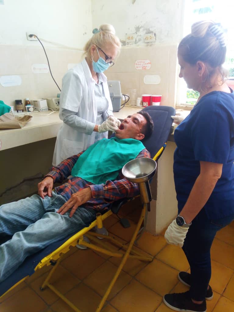 KaterineHe92589's tweet image. En la sesión Estomatológica de Dumañueco, servicio aislado en el Municipio de Manatí, atención al discapacitado 👏🦷🇨🇺