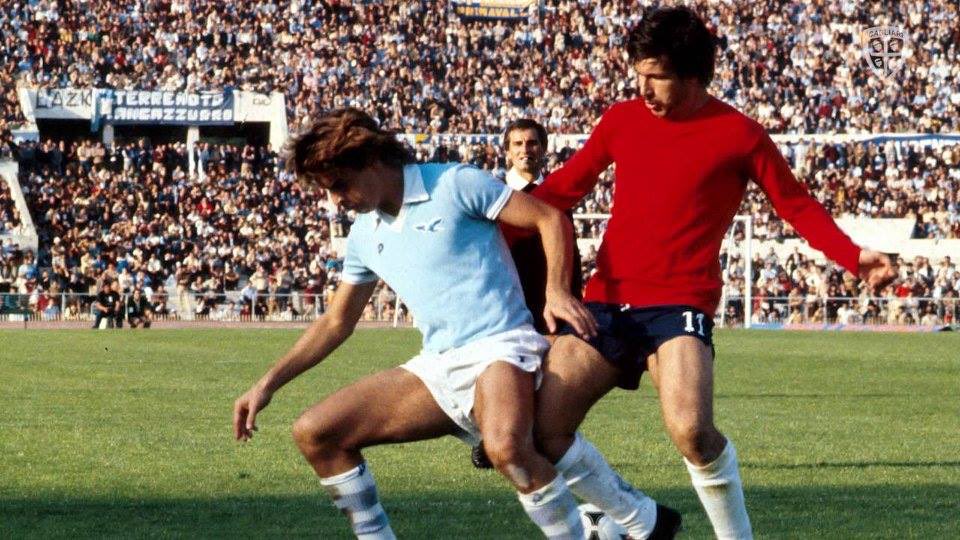 Lionello Manfredonia contrasta Luigi Piras in un #Lazio vs <a href="/CagliariCalcio/">Cagliari Calcio</a> 1-1 (⚽️ 30' Giordano, 48' Marchetti) il #21ottobre 1979. Da notare i sardi in campo con la maglia rossa prestata dalla Lazio! | #Cagliari | #LazioNostalgia