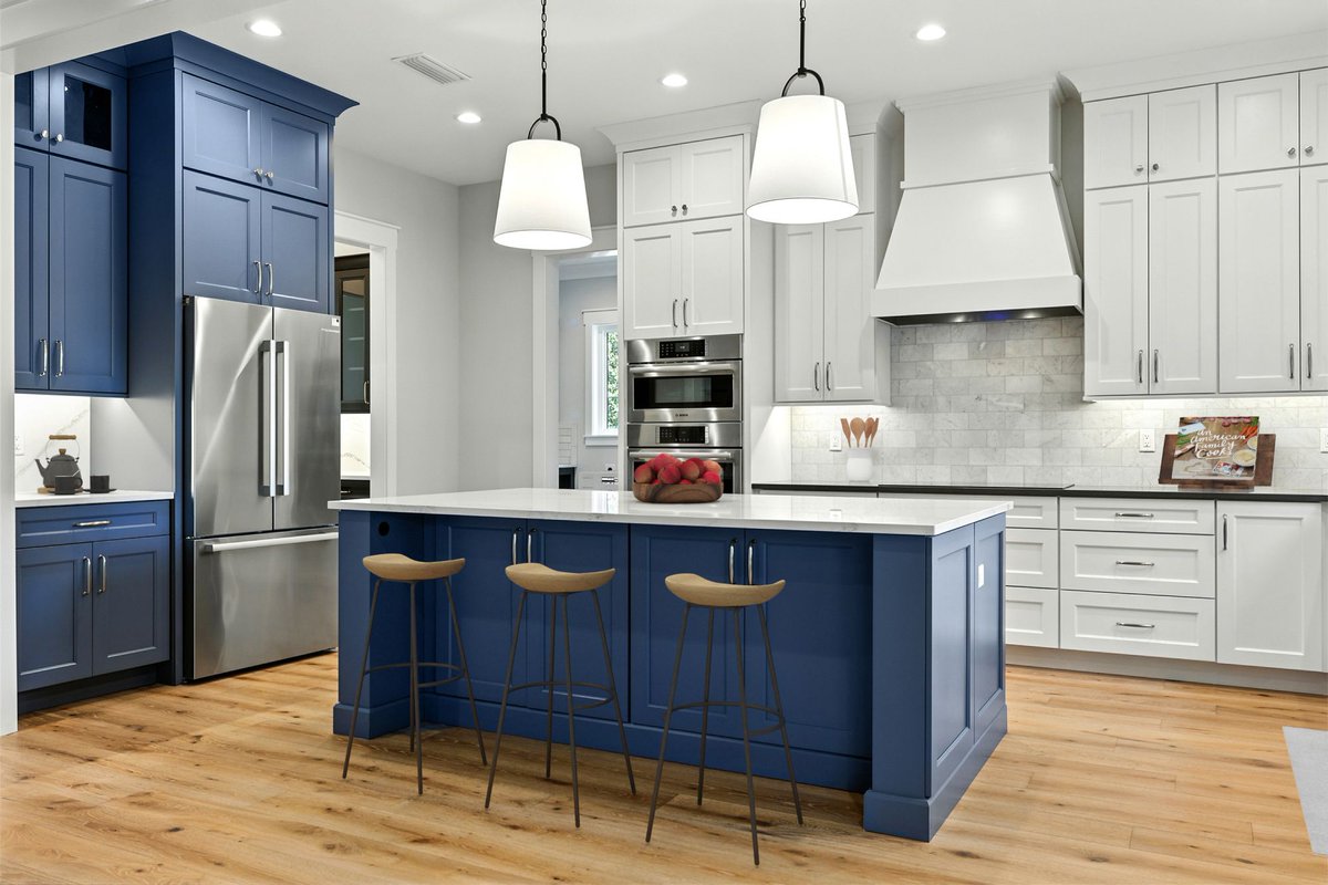 StarrCustom's tweet photo. DreamDesign®76, features a roomy kitchen with custom-designed cabinetry, @cambriasurfaces quartz and @boschusa appliances. Full photo album now available in the Gallery on our website. #starrcustom #dreamdesign #dreambuilder #designbuild #custombuildersinjacksonville https://t.co/f5zwBPaWFH