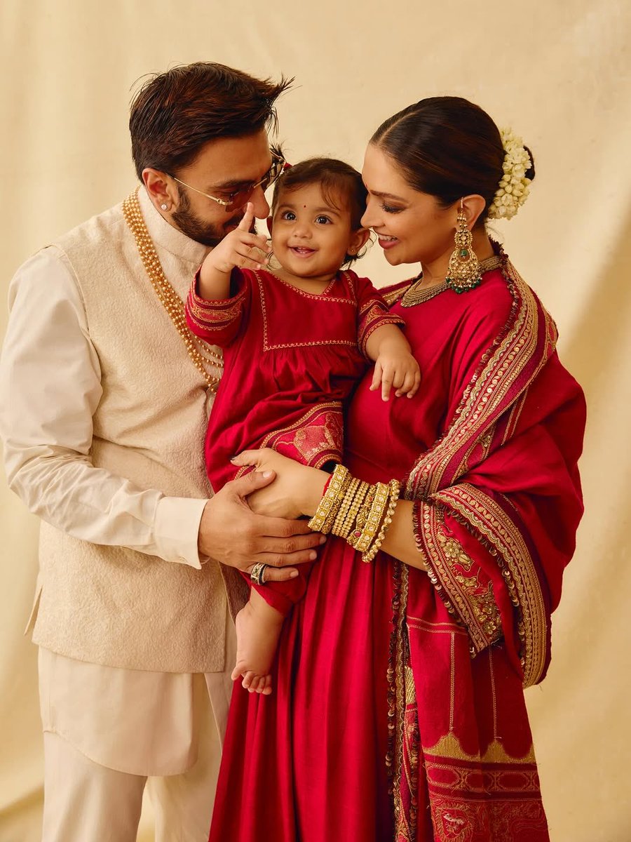 filmfare's tweet image. Pure family goals ❤️
#RanveerSingh, #DeepikaPadukone and #DuaPadukoneSingh look like a dream in this family moment.😍
#Celebs
