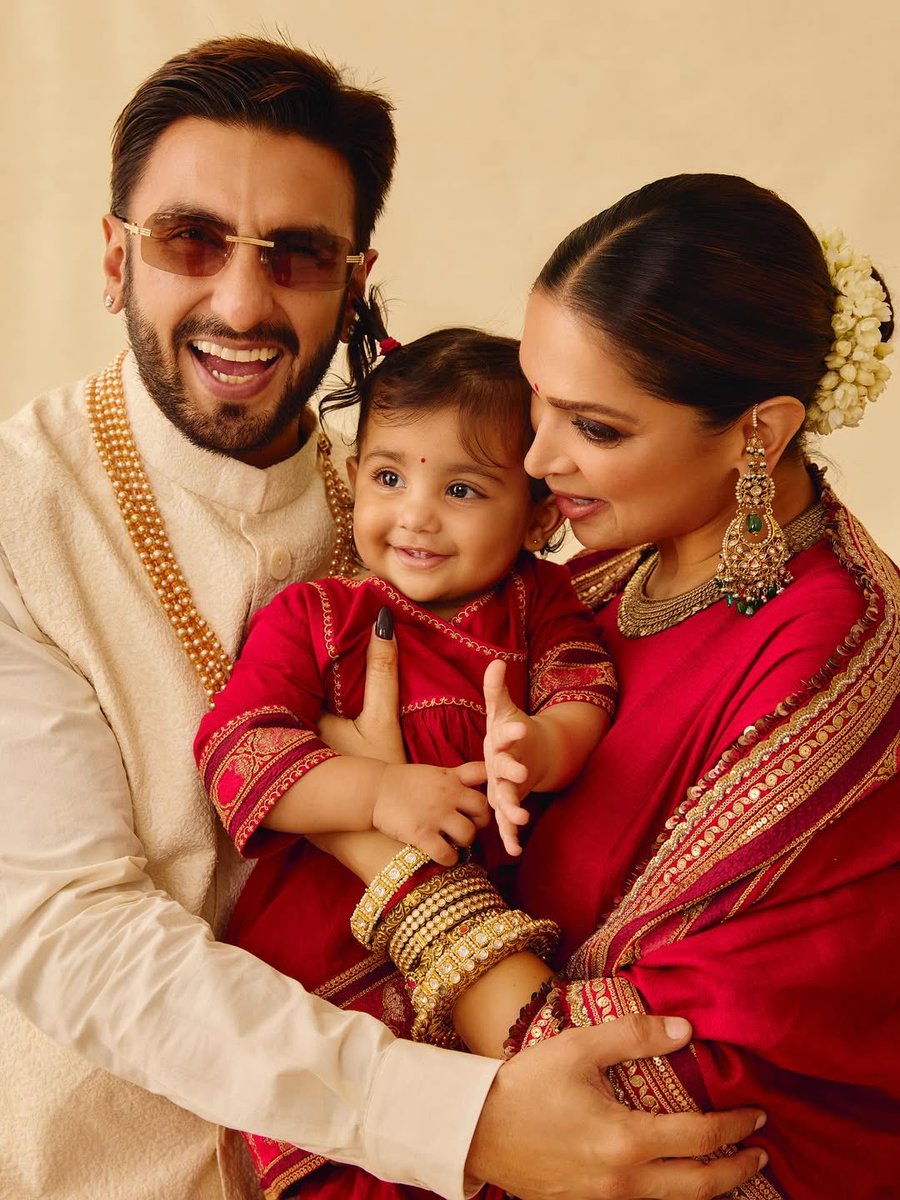 filmfare's tweet image. Pure family goals ❤️
#RanveerSingh, #DeepikaPadukone and #DuaPadukoneSingh look like a dream in this family moment.😍
#Celebs