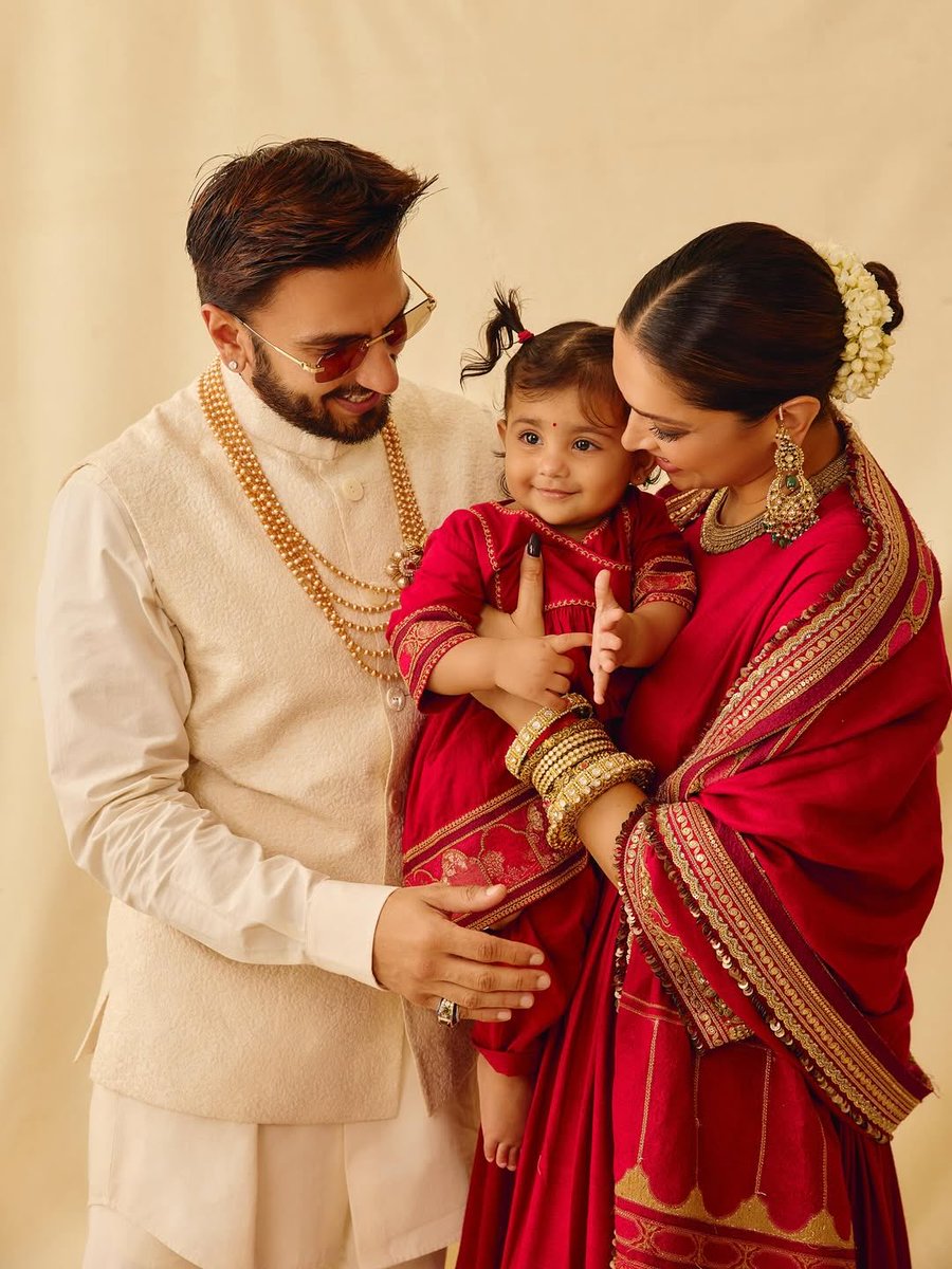 filmfare's tweet image. Pure family goals ❤️
#RanveerSingh, #DeepikaPadukone and #DuaPadukoneSingh look like a dream in this family moment.😍
#Celebs