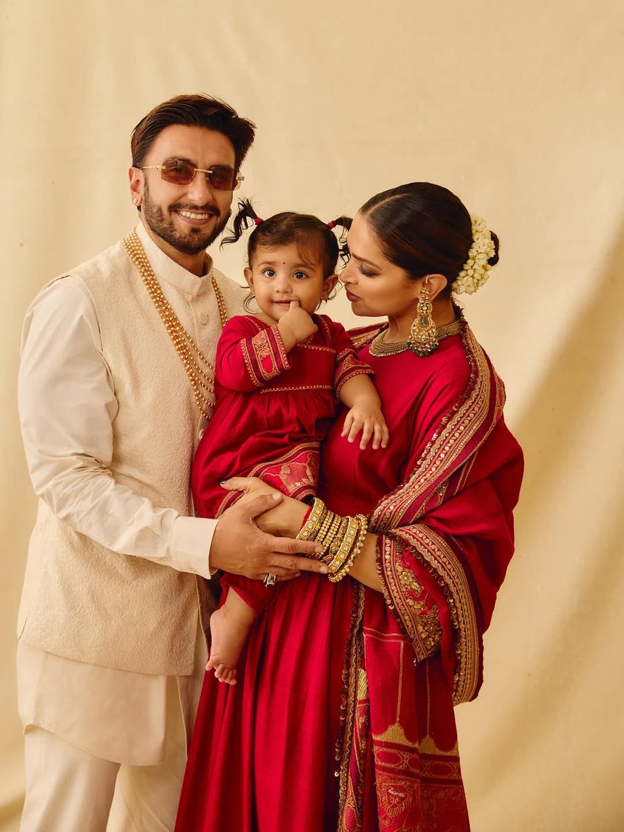 filmfare's tweet image. Pure family goals ❤️
#RanveerSingh, #DeepikaPadukone and #DuaPadukoneSingh look like a dream in this family moment.😍
#Celebs