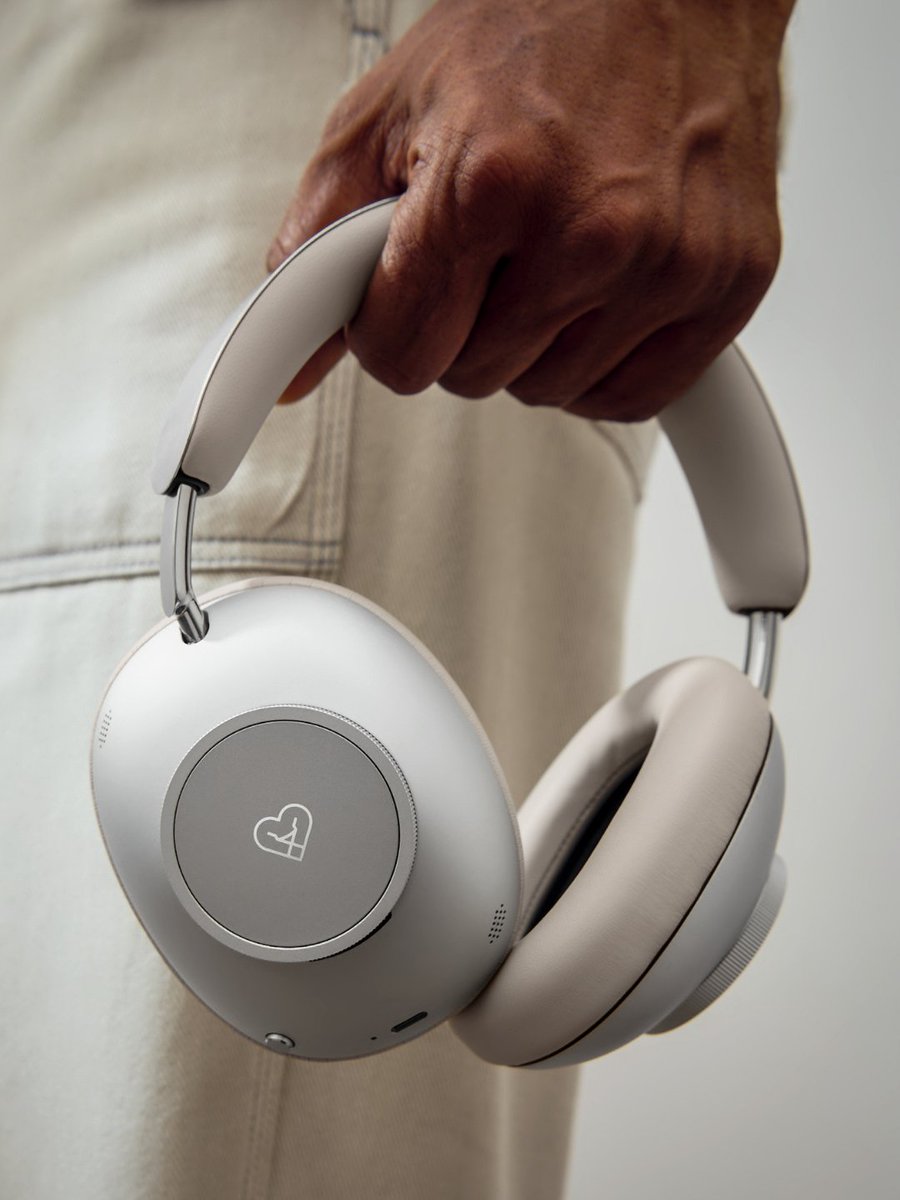 A single object in your hand – yet it holds pure sound and intelligent support.
Loewe leo merges exceptional acoustic precision with AI assistance.

Discover sound excellence: loewe.tv/leo

#TravelBeyondSound
#LoeweTechnology #Loeweleo