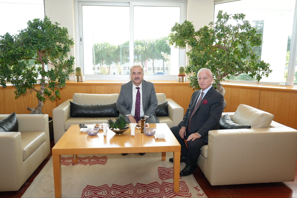 Gebze Cumhuriyet Başsavcısı Metin Uslu, Gebze Organize Sanayi Bölgesi (GOSB) Yönetim Kurulu Başkanı Ercüment Sarıtaş’a nezaket ziyaretinde bulundu.

Ziyarette Başkan Sarıtaş, Başsavcı Uslu’ya GOSB’un devam eden projeleri hakkında bilgi aktardı.

Başsavcı Uslu, GOSB’un sürdürdüğü