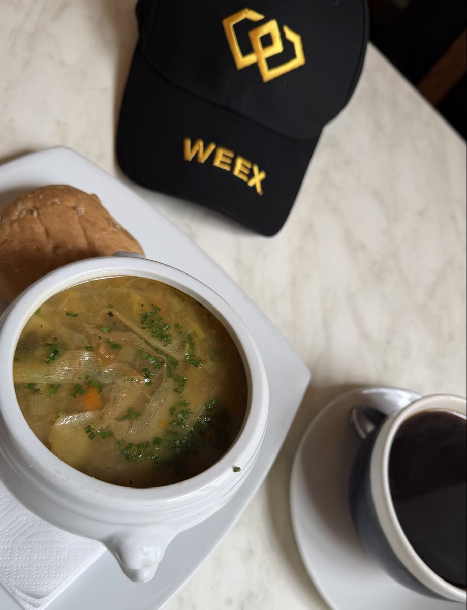 tonikt's tweet image. Pre-NYO…   veggie soup to keep me warm 

@WEEX_Official keeping me company 😉