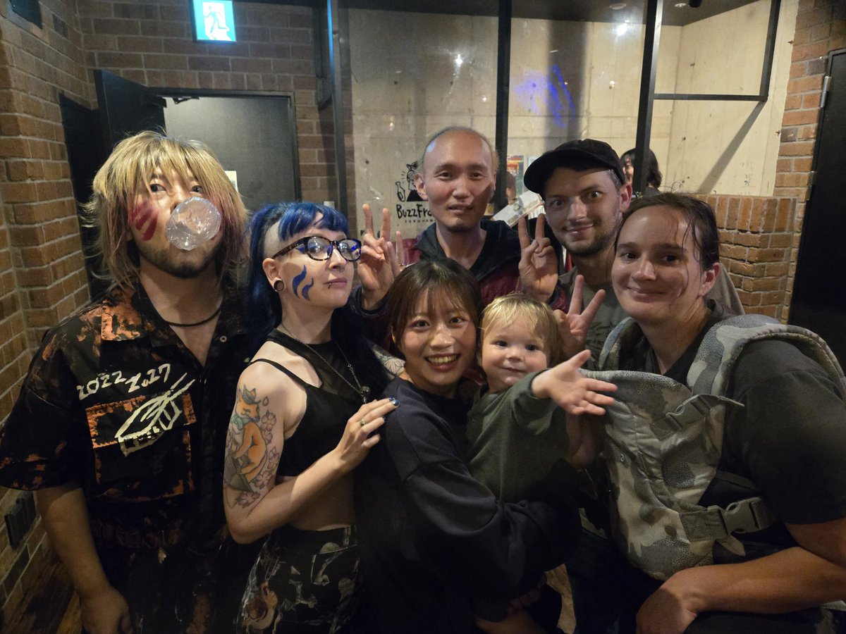 yankicoral's tweet photo. めっちゃかわいい @ayumi_403 ちゃんと２ショット、また対バンしたいなー！土曜日のライブに天使みたいな赤ちゃんが来てみんなのおっぱい触ってたよ😂😂😂 https://t.co/2GcUVzRpYp