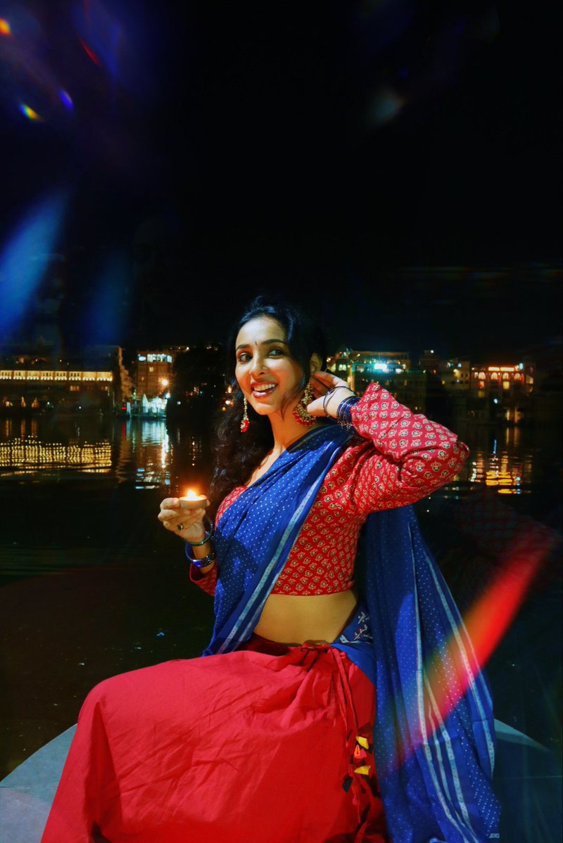 IRiyaSuman's tweet image. Wish you all an abundance of love, light &amp;amp; Lakshmi! 🪔✨