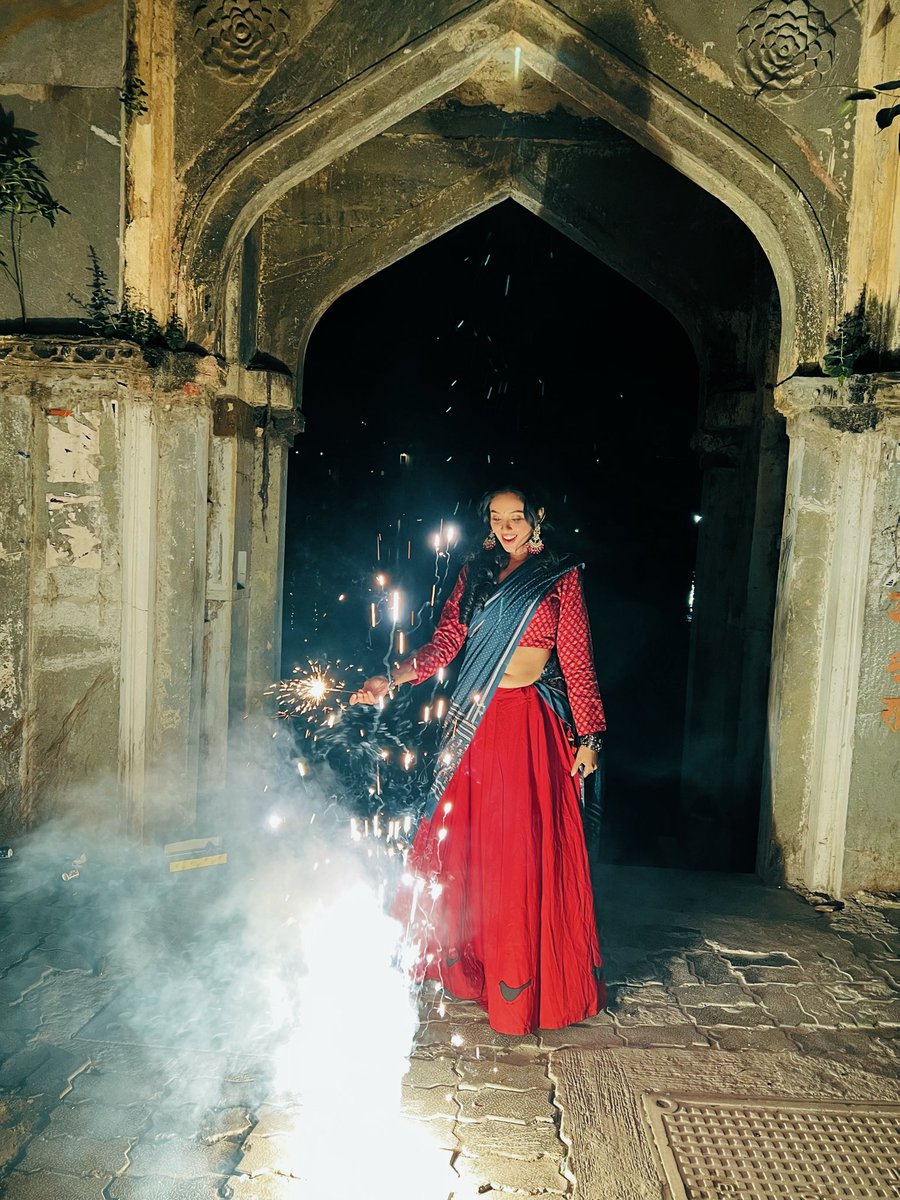 IRiyaSuman's tweet image. Wish you all an abundance of love, light &amp;amp; Lakshmi! 🪔✨