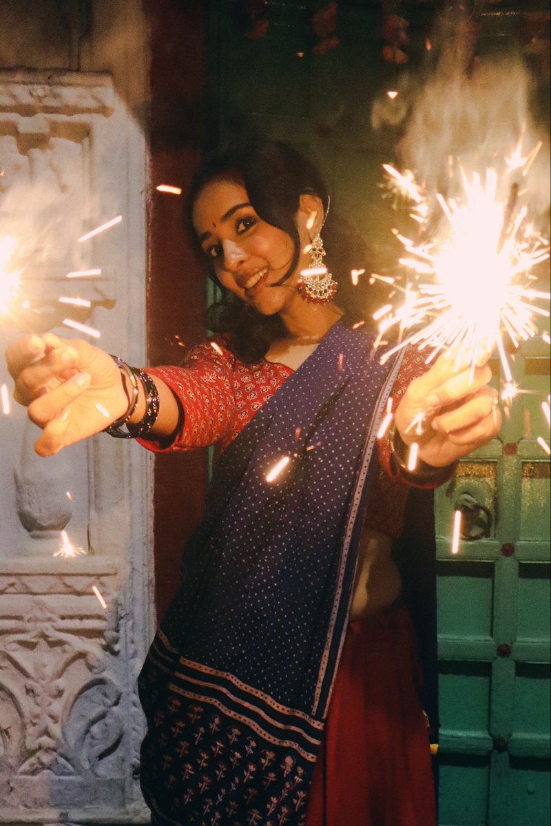 IRiyaSuman's tweet image. Wish you all an abundance of love, light &amp;amp; Lakshmi! 🪔✨