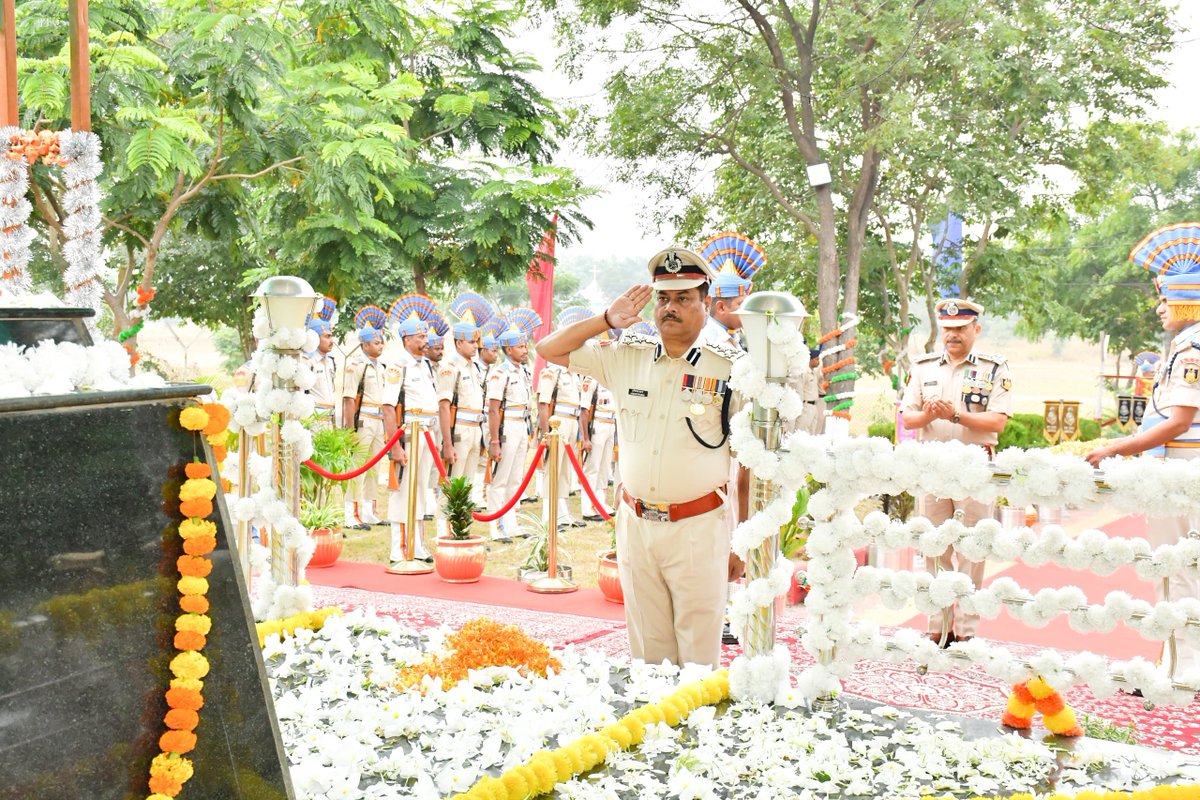 #पुलिसस्मृतिदिवस2025 पर श्रीमती नीतू डी भट्टाचार्या, महानिरीक्षक, म. प्र. सेक्टर, श्री अविनाश शरण,उप महानिरीक्षक, ग्रुप केंद्र भोपाल व अन्य अधिकारियों/जवानों ने शहीद स्मारक पर श्रद्धांजलि अर्पित कर शहीदों के साहस व बलिदान को याद किया।
उनकी वीरता पीढ़ियों को प्रेरित करेगी।
#CRPF
