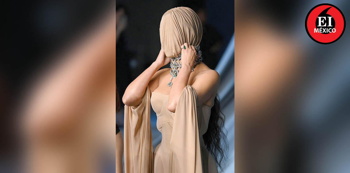 ElInformanteMX's tweet photo. #KimKardashian sorprende con peculiar #look en una #AlfombraRoja
Kim Kardashian captó la #atención de #asistentes y #medios al arribar con uno de los #atuendos más #impactantes y #comentados.
https://t.co/tHiJz03tnf https://t.co/HLugRlxFDX