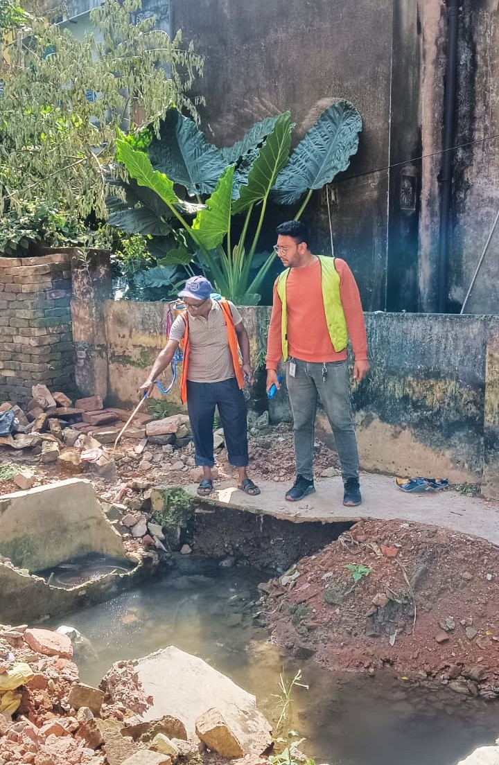 kmc_kolkata's tweet image. Pictures of the frontline workers of the Vector Control Team on duty across the city.

#VectorControlByKMC #KMConDuty