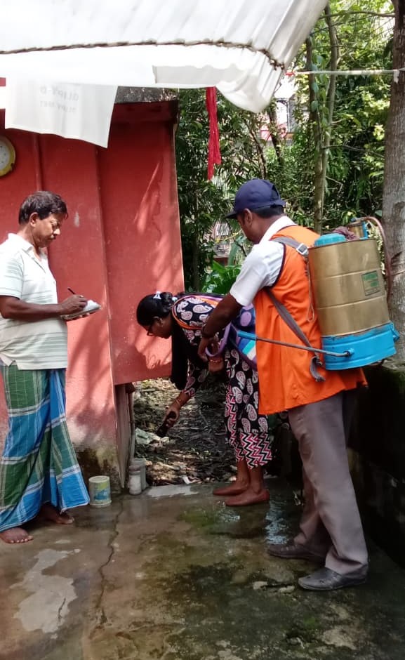 kmc_kolkata's tweet image. Pictures of the frontline workers of the Vector Control Team on duty across the city.

#VectorControlByKMC #KMConDuty