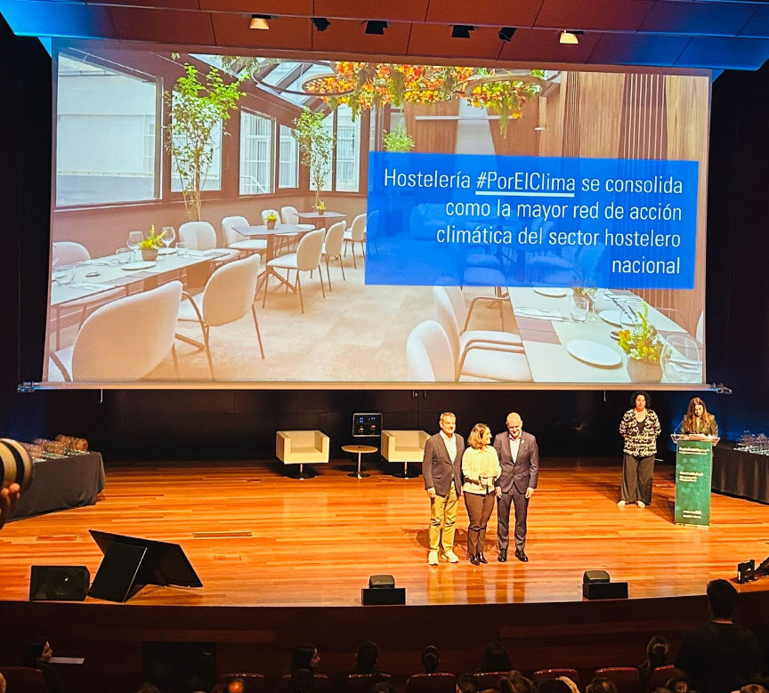 egallegoCEHE's tweet image. #hosteleriaporelclima ⁦@CocaColaEP_es⁩ ⁦@ecodes⁩ y ⁦@CEHEhosteleria⁩ premiados por el proyecto de SOSTENIBILIDAD HOSTELERÍA POR EL CLIMA. Gran labor con mucho espacio para crecer ⁦@ecovidrio⁩ ⁦@SDDR_info⁩ ⁦@CampusCEHE⁩