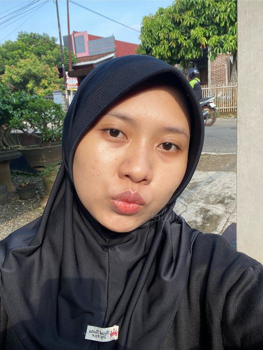 alhamdulillah baru kali ini pake sunscreen tone up tapi gak keliatan kusam dan abu abu 😭🤚🏻

before                                after
