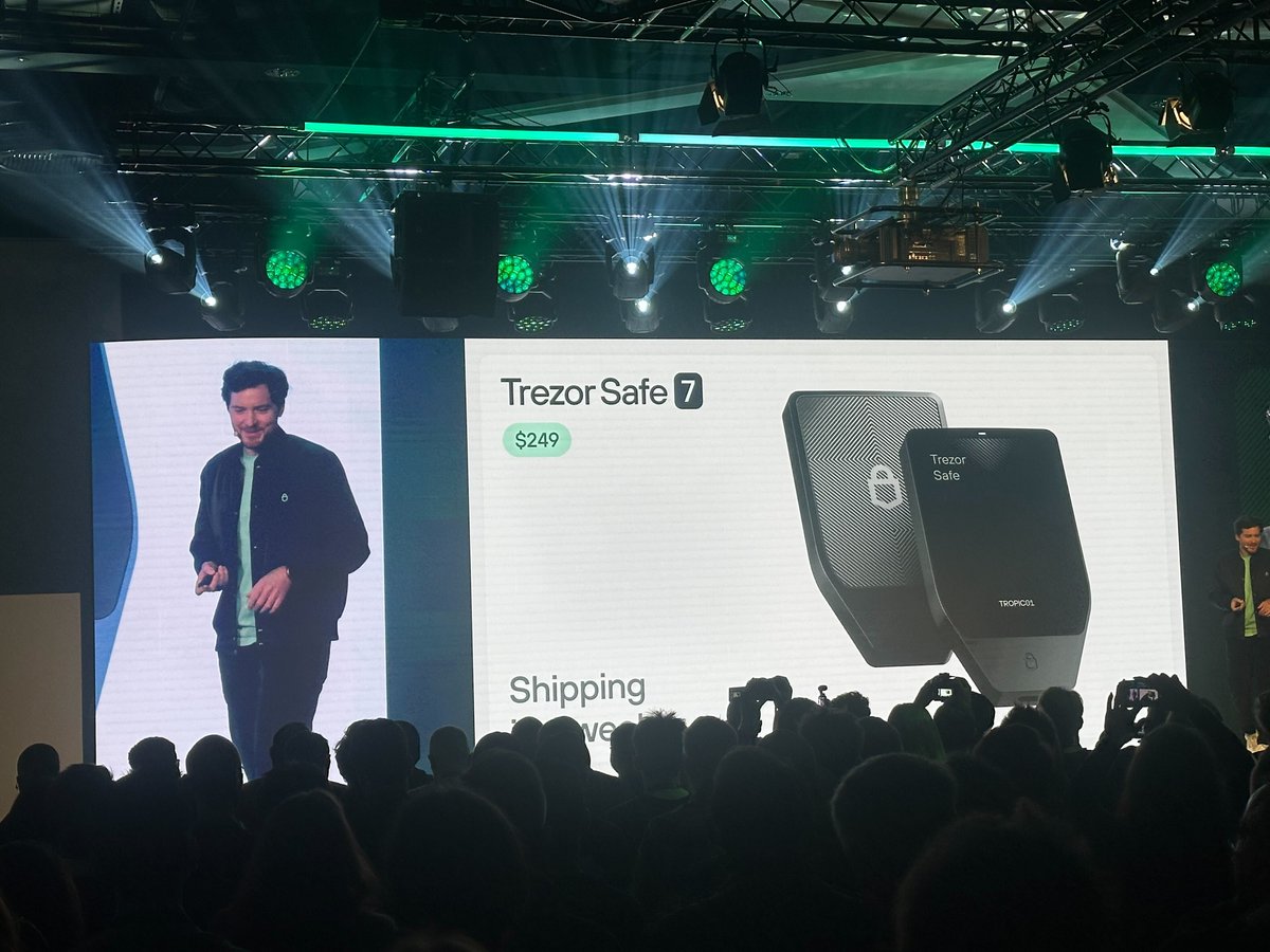 rektonomist_'s tweet image. gm or gTrezor?
Directly from the @Trezor event taking place right now!
The peak moment of my day?
I don't think most people even understand what the word "Quantum" means, but it sounds good, so everyone gets mesmerized by it LMAO
gud event though. Bullish on cold wallets. as…