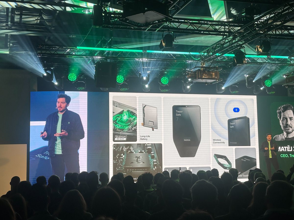 rektonomist_'s tweet image. gm or gTrezor?
Directly from the @Trezor event taking place right now!
The peak moment of my day?
I don't think most people even understand what the word "Quantum" means, but it sounds good, so everyone gets mesmerized by it LMAO
gud event though. Bullish on cold wallets. as…