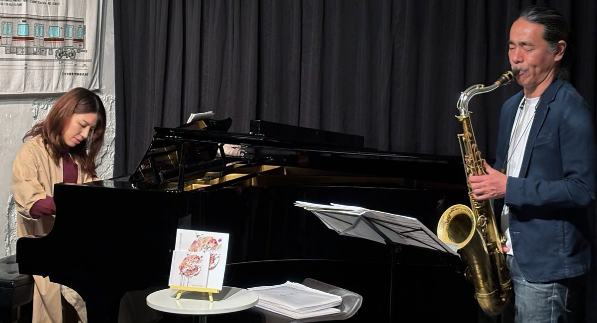 明日の 聰 音 SATONEライブ昼は

10/22（水）昼 : 14:00〜「SATONE・昼JAZZ」
武井 努（テナーサックス） 関谷 友加里（ピアノ） DUO

平昼間のひと時に是非、魅惑のDUOでたっぷりとJAZZをお楽しみください。

musicspot-satone.comイベント/1022hirujazz/