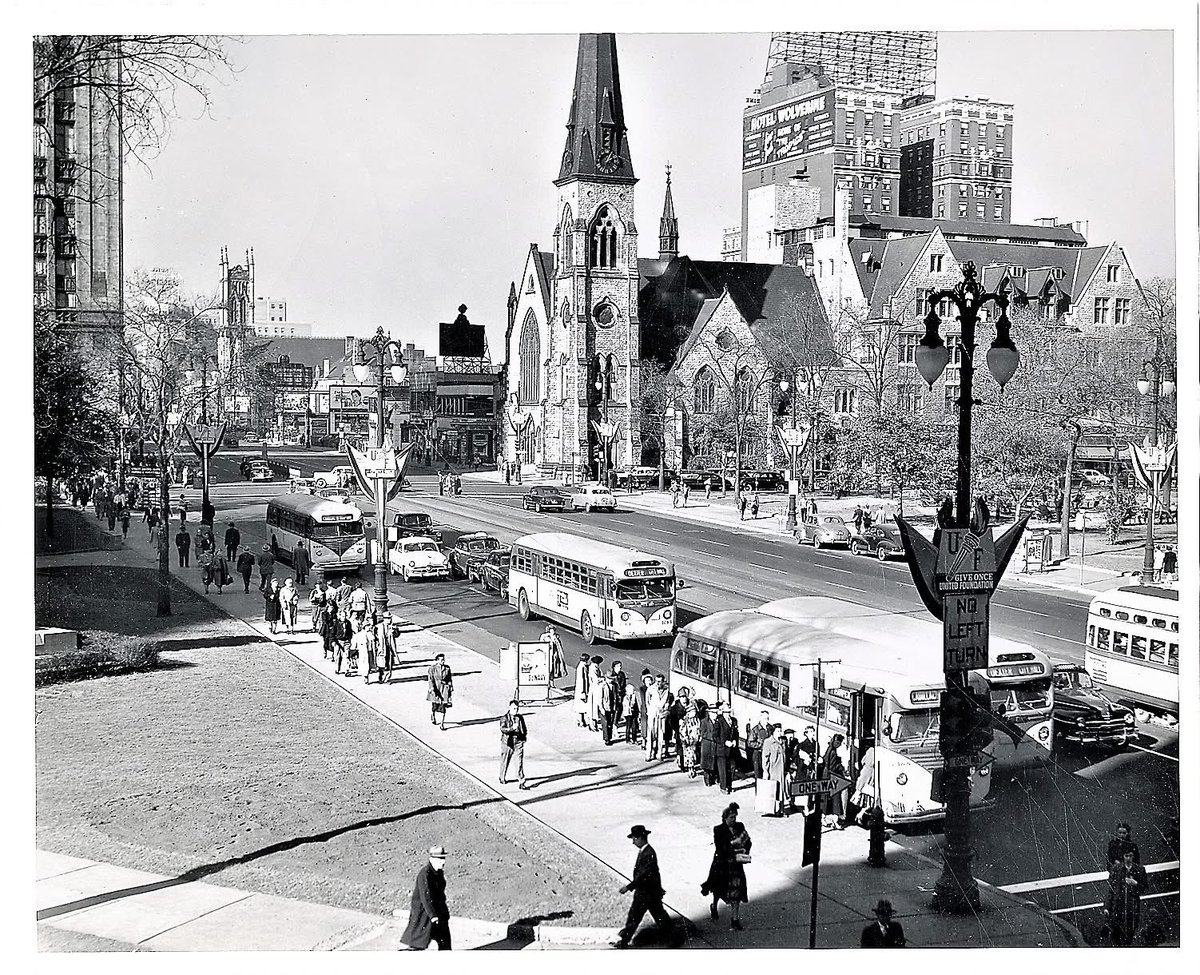 DE_Gifford's tweet image. Four buses &amp;amp; a streetcar in GrandCircus Park around 1950.