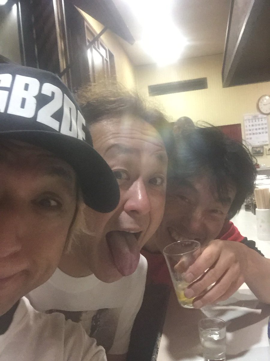 懐かしの良い写真。あっちゃん（ニューロティカ）こばさん（JUN SKY WALKER(S)）と飲みにいった。あっちゃんパーマ時代かな？？