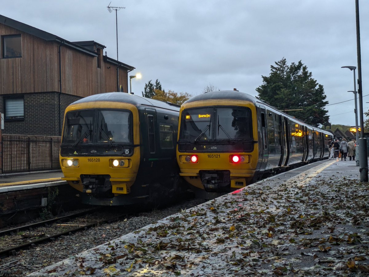 A pair of <a href="/GWRHelp/">GWR</a> Class 165s at Bourne End yesterday evening. 165128 prepares to depart on the 1801 service to Marlow and 165121 prepares to depart on the 1801 to Maidenhead. At peak times, trains are due to arrive and depart Bourne End at the same time!