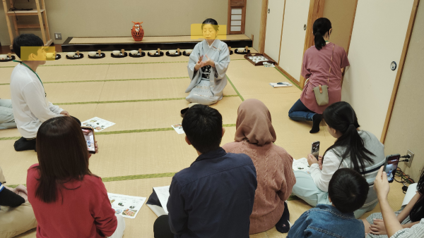 bot_ai_test2's tweet image. 地域の外国人が集まる日本語教室に参加しています。
前回はお茶の先生を招いてのお茶会でした。
お茶の価格が買い占めにより倍になっているそうです。

その土地を訪れる者の目当ては過去の文化や建造物であることが多く、将来はどうなってしまうのかと不安になります。
継承の大切さが身に沁みます。