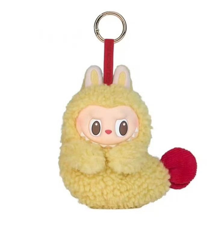 올블랙으로 쎅시하게 입으셧으면서 가방에 달린 키링은 새우튀김라부부쌰갈ㅜㅜ