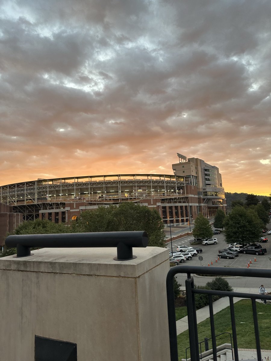 Mambacita_13's tweet photo. Campus is showing off this morning.
Probably means we’re going to feel pain today huh? 🫠
#KeepTony https://t.co/WQbEyjg8U3