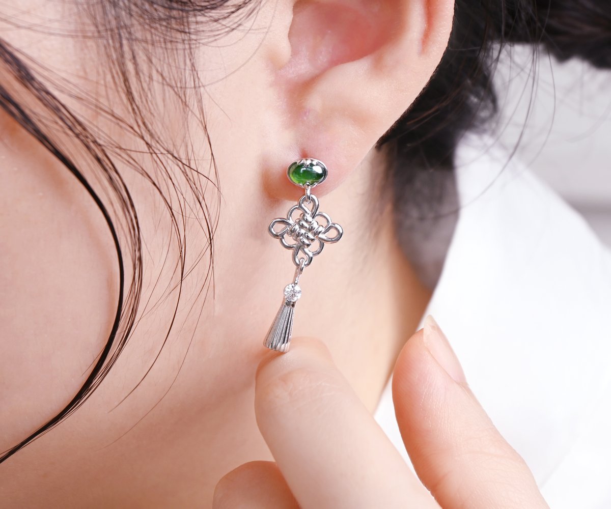 Eeleg_Jewelry's tweet image. #rt이벤트 #팔로우이벤트
rt + 팔로우 한분께 원하시는 귀걸이 선물로 드려요!

일상 속 우리의 아름다움, [노리개 귀걸이]
텀블벅에 공개예정으로 업로드 됐습니다!

랩스타사파이어와 전통 매듭이 만난 노리개 귀걸이 구경하러 오세요!☺️☺️
airbridge.tumblbug.com/w3uylc