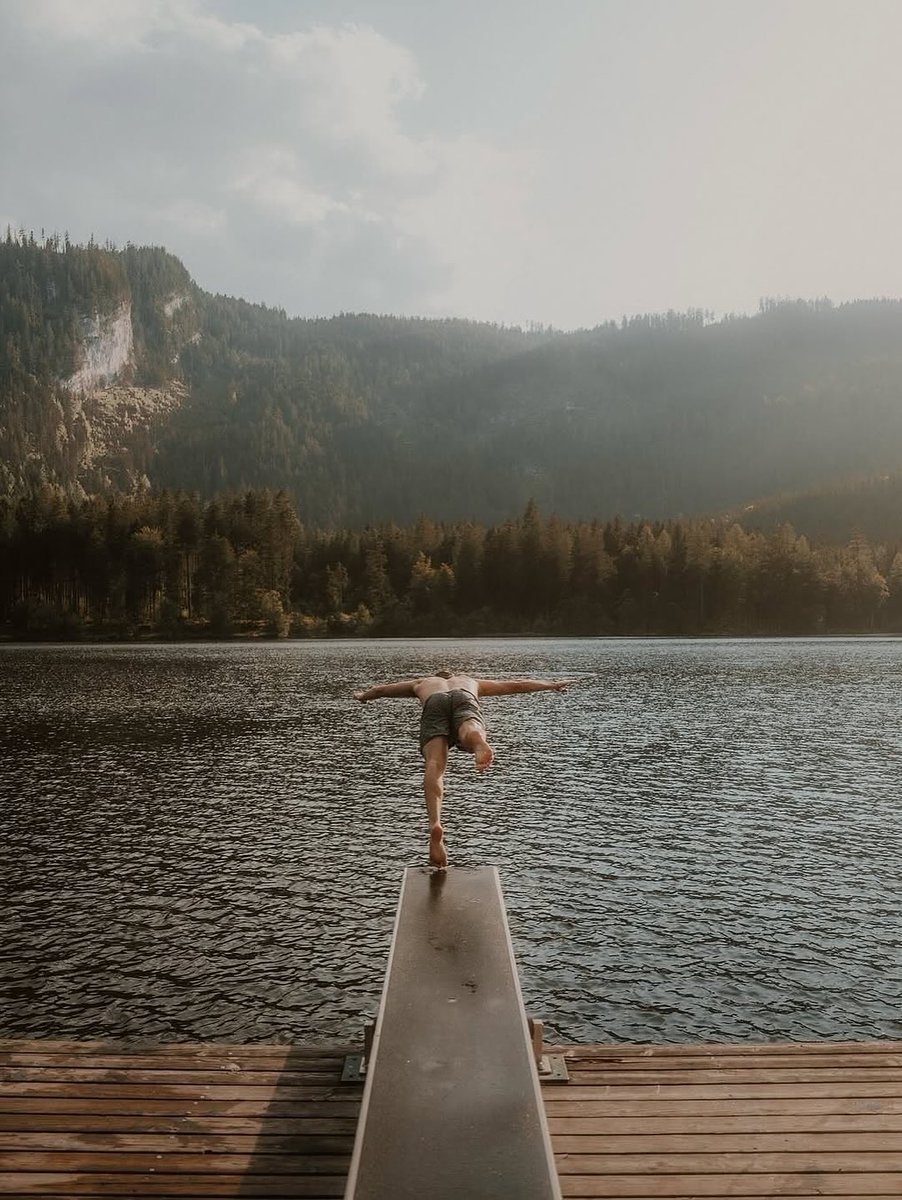 [INSPIR POST] – Entre deux mondes, je bâtis un pont

Je traverse une époque étrange.

Un pied dans l’ancien monde, l’autre déjà happé par le suivant.

Encore arrimé, malgré moi, à tout ce qui fait tourner l’ancien système : la routine, la sécurité du salaire, l’engrenage des