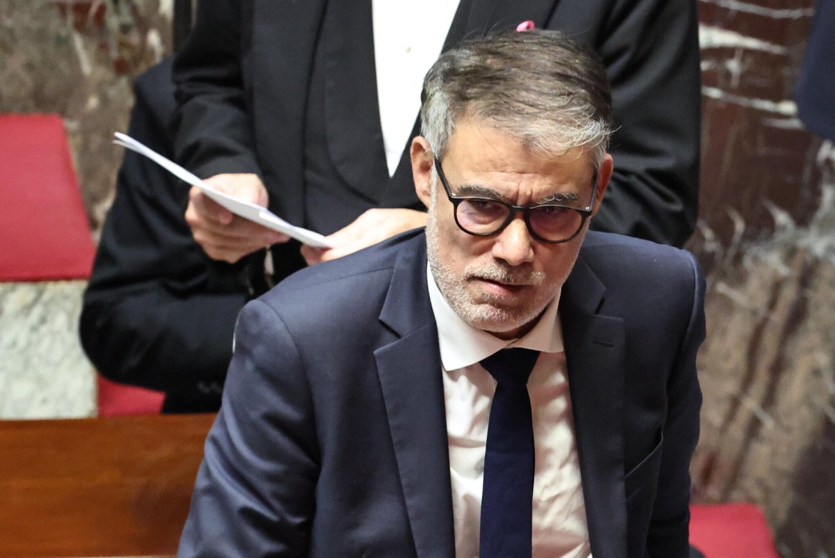 Il se crût roi, alors qu'il n'en est même pas le bouffon !