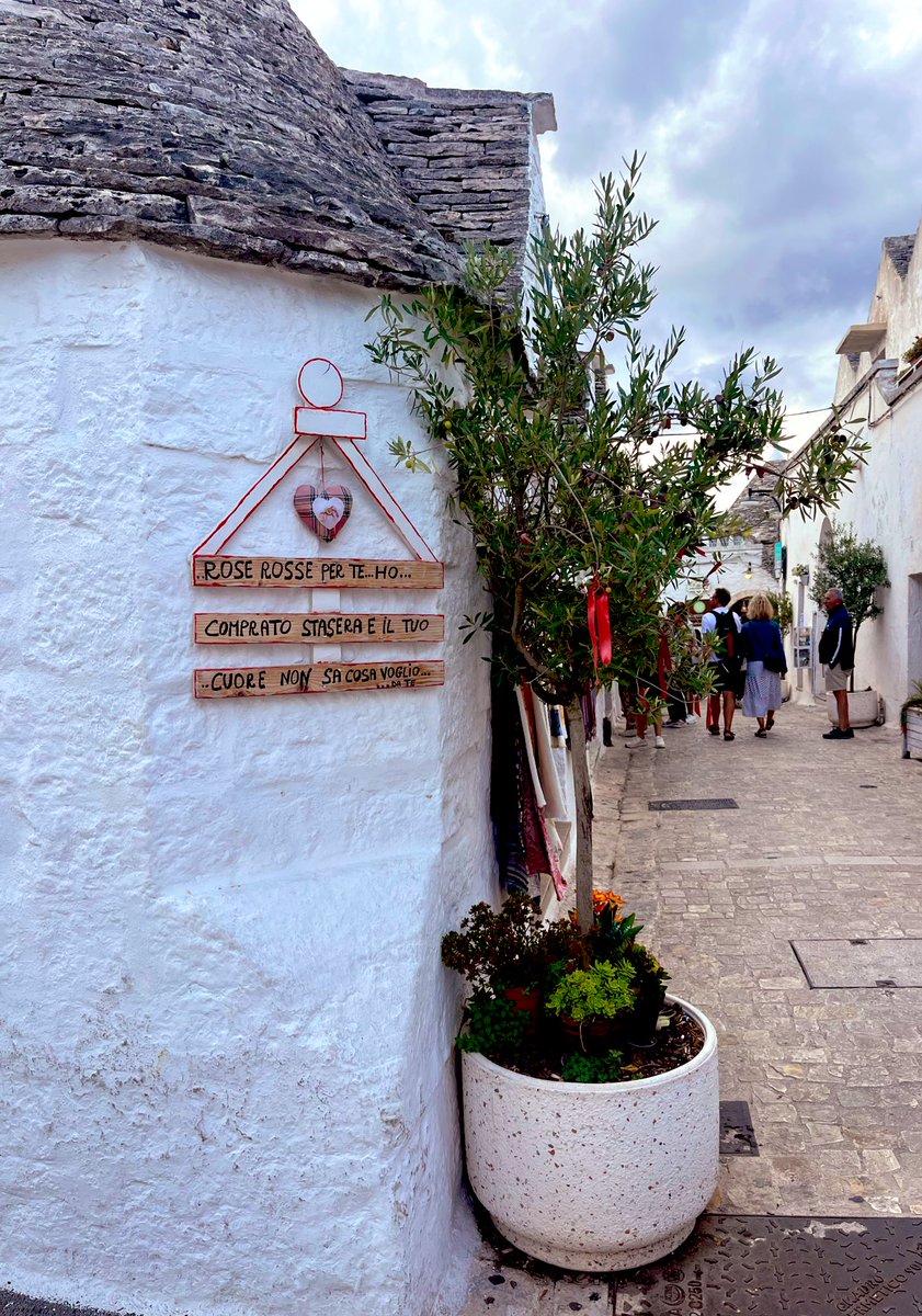 İtalya’nın Puglia bölgesinde bir masal kasabası: Alberobello 🇮🇹
Trullo evleriyle ünlü, UNESCO mirası bu küçük kasabada zamanda yolculuk.. 
#italy #alberobello