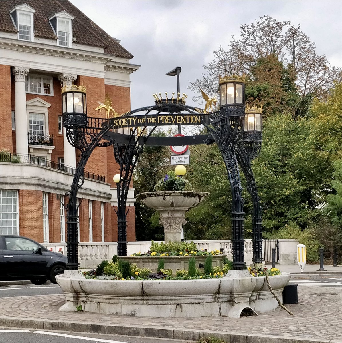 The Society is delighted that the RSPCA Fountain has been repaired. We raised this issue publicly during the summer, and we thank <a href="/LBRUT/">Richmond Council</a> for taking action.
 
We also applaud the <a href="/RichmondMayFair/">Richmond May Fair</a> charity fund which has made a generous contribution towards the refurbishment.