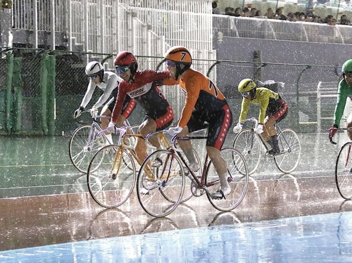 別府記念で初めてGIII決勝に乗ることができました☺️
いつも練習でお世話になっている庸平さんと走れて緊張しましたが、優勝してもらって良かったです‼️
次は振り切れるぐらいの脚力つけてもっと頑張ります🫡