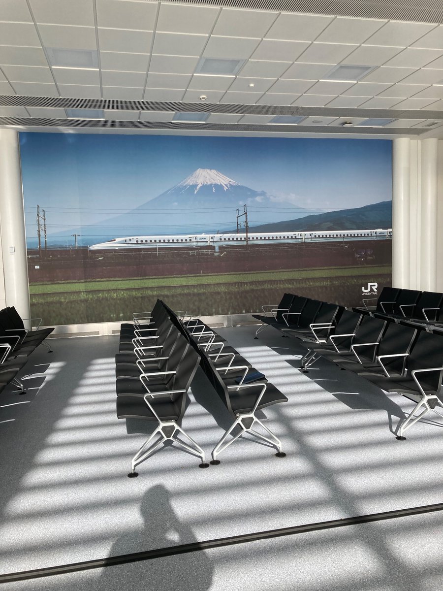 ヒースローターミナル3にこんなデカデカとJRの広告。意味ある…？
まぁ意外とこれを背景に写真撮る人たちがいるのか？それで新幹線使うようになる…？