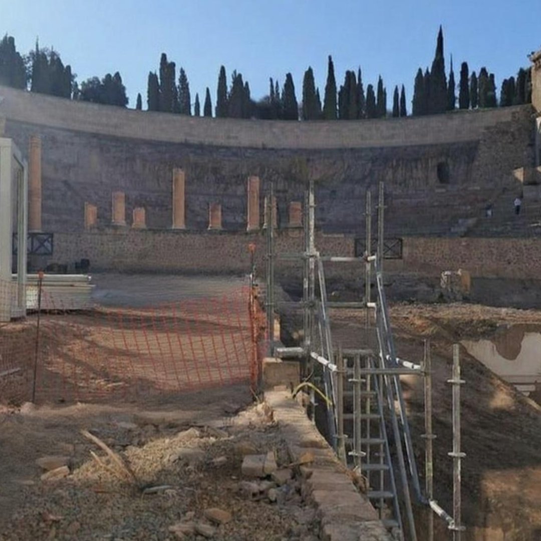 En el Teatro Romano de Cartagena, el montaje de andamios de Sermaco muestra cómo la tecnología actual se une al pasado para conservarlo. Estas estructuras permiten trabajar con cuidado sobre los antiguos muros y reflejan el compromiso por mantener viva la historia.