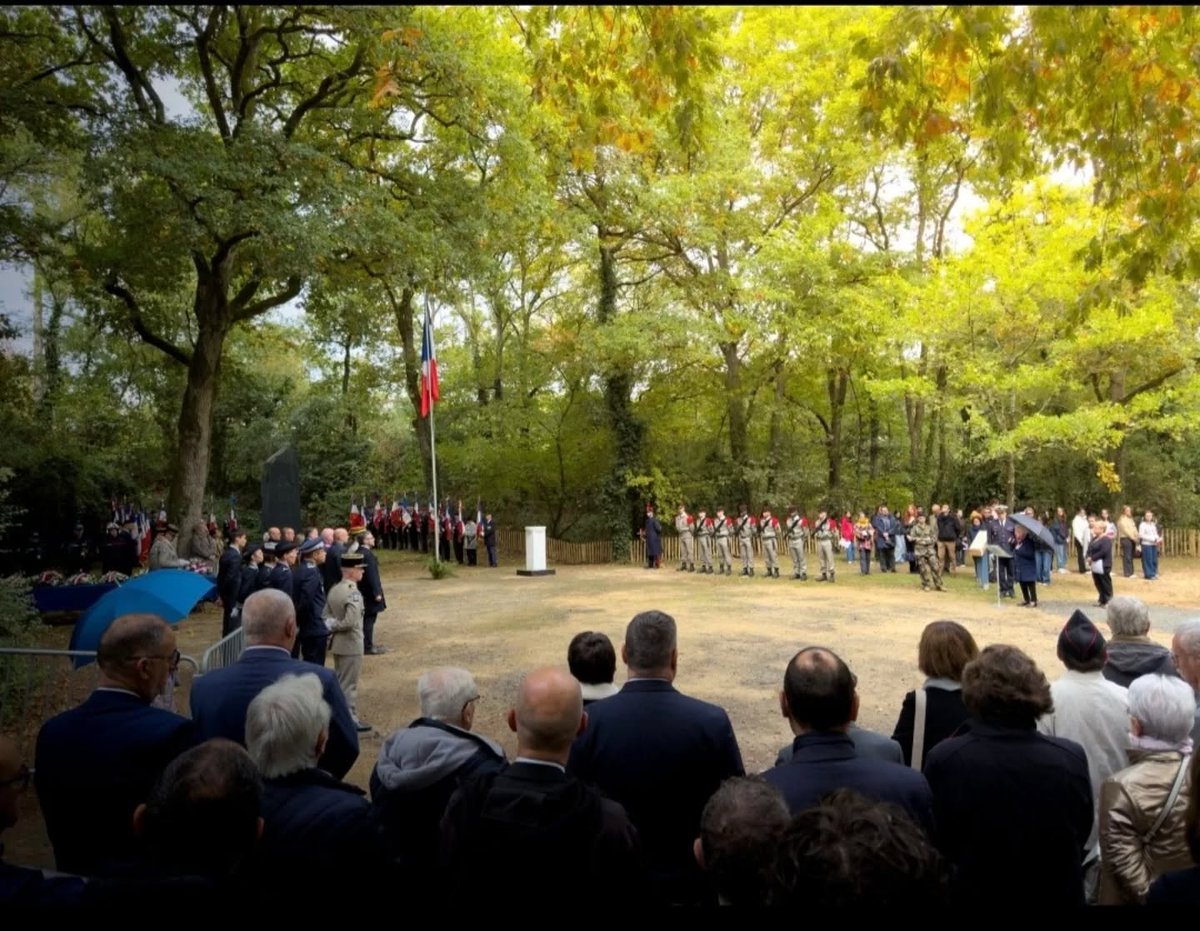 🌹🇫🇷#Angers, un hommage rendu aux 46 résistants fusillés par les nazis

La cérémonie a honoré Adrien Tigeot, instituteur et héros angevin, symbole de courage et de liberté  

Souvenir envers celles et ceux qui ont donné leur vie pour la France 

📸<a href="/StephPiednoir/">Stéphane Piednoir</a>
