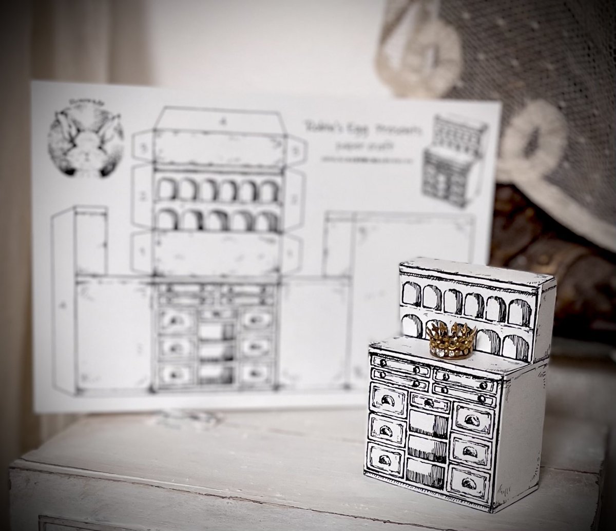 komadoritamago's tweet image. 26日のぷにっとクローゼットにてceceさんに親指姫のクラウンの販売を委託させていただきます。
ご購入いただいた方にこちらのペーパークラフトを差し上げておりますのでお声がけください。
クラウンを飾れるサイズになっています👑