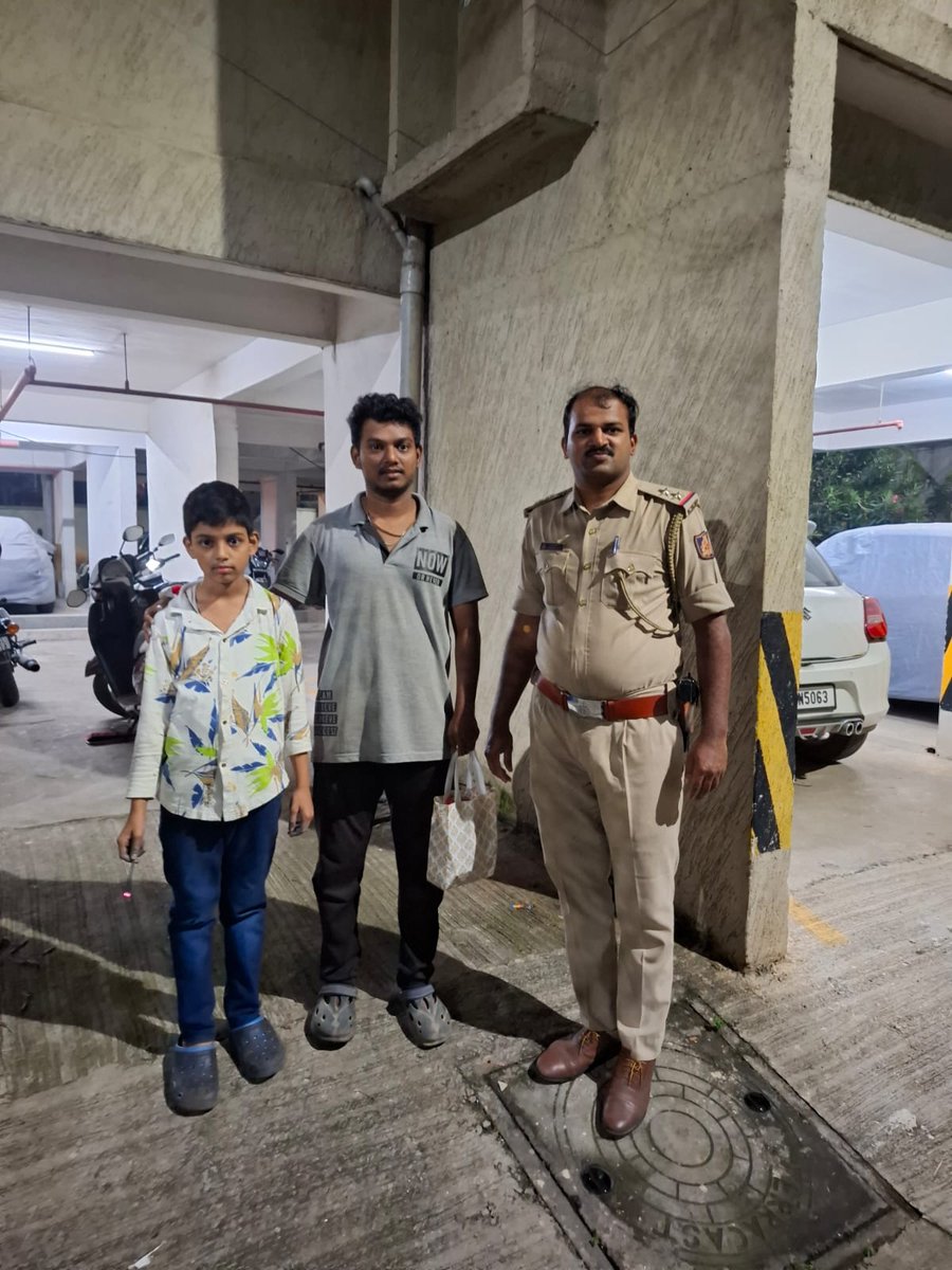 ದೀಪಾವಳಿ ಹಬ್ಬದ ಪ್ರಯುಕ್ತ ಕೆ.ಜಿ.ನಗರ ಪೊಲೀಸ್ ಠಾಣಾ ವತಿಯಿಂದ ಪೊಲೀಸ್ ವಸತಿ ಗೃಹಕ್ಕೆ ಭೇಟಿ ನೀಡಿ, ಪೊಲೀಸ್ ಕುಟುಂಬದವರೊಂದಿಗೆ ದೀಪಾವಳಿಯ ಹಬ್ಬವನ್ನು ಸಂಭ್ರಮದೊಂದಿಗೆ ಆಚರಿಸಿ,  ಈ ಬೆಳಕಿನ ಹಬ್ಬದ ಸಂಭ್ರಮ ಎಲ್ಲೆಡೆಯೂ ಪಸರಲಿ ಎಂದು ಶುಭ ಕೋರಲಾಯಿತು...
<a href="/BlrCityPolice/">ಬೆಂಗಳೂರು ನಗರ ಪೊಲೀಸ್‌ BengaluruCityPolice</a> 
<a href="/CPBlr/">CP Bengaluru ಪೊಲೀಸ್ ಆಯುಕ್ತ ಬೆಂಗಳೂರು</a> 
<a href="/JointCPWest/">C Vamsikrishna</a> 
<a href="/DCPSouthBCP/">DCP SOUTH</a> 
#Deepavali2025