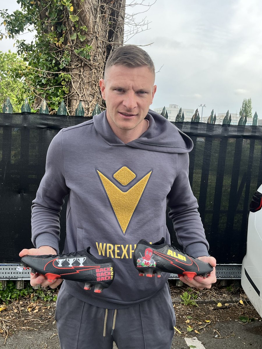 Rearranged due to some obstacles with the auction… the worlds most famous football boots will be going up for auction tonight at 8pm!
•
•
•
The Deadpool Back to back pair will also be up for grabs!
•
•
•
Im sure these will raise a substantial amount for <a href="/YourSpaceDyLeDi/">YourSpaceNorthWales</a> 💚