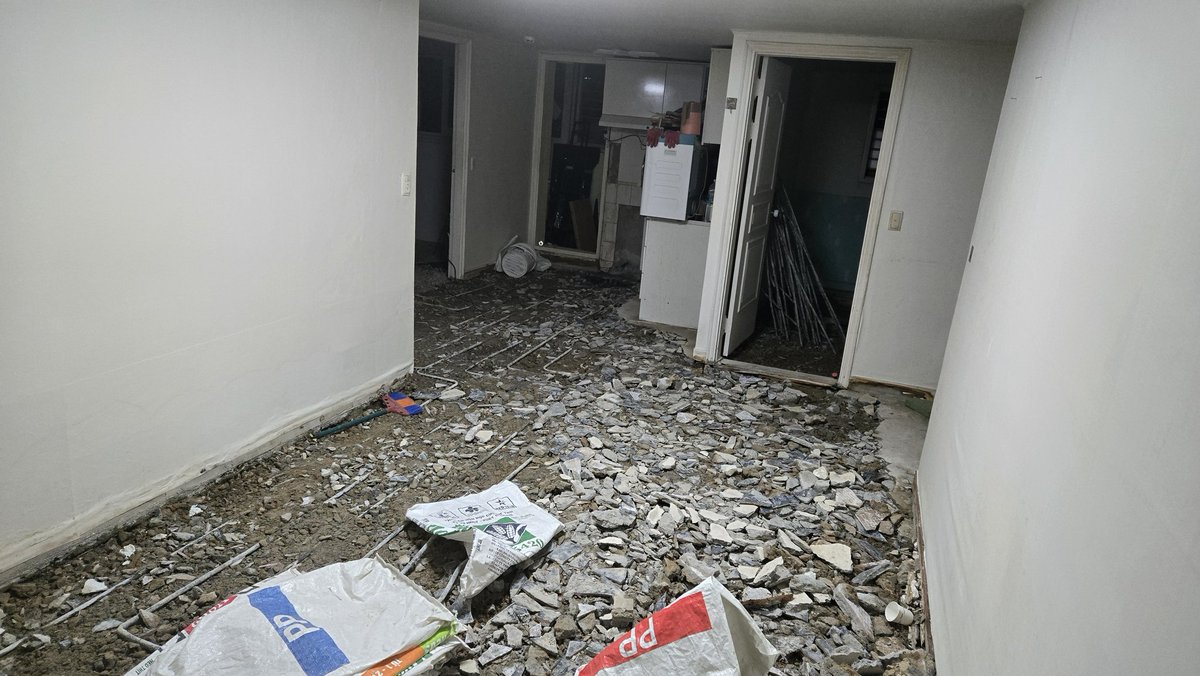 집 공사 하느라 짐도 못풀고 있습니다.. 하하