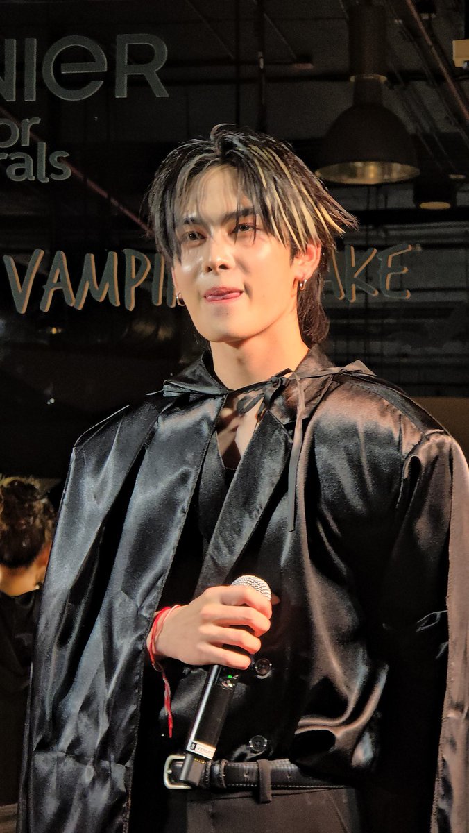 ท่านเคาร์อยากกิงเลือดดด แฮร่~~~

SANTA HIGHLOWEEN MONTH

#GarnierHairlighterxSanta