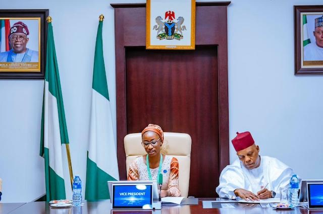 NigeriaStories's tweet image. JUST IN: A Nigerian teenager, Joy Ogah, symbolically took over the seat of Vice President Kashim Shettima for a day, using the platform to advocate passionately for the rights and education of girls across Nigeria.