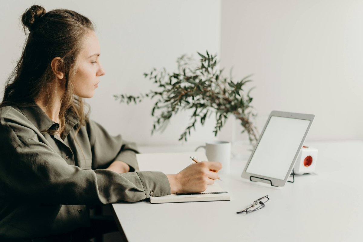 acumentransform's tweet photo. Problem → Aha → Outcome.
Example: “Client kept adding ‘quick favors.’ Aha: I wasn’t resetting scope. Outcome: I used a boundary script—workload stabilized in 1 week.” 

#REVIVE #CareerConfidence #CareerTips #Careers #EQatWork 

Join the waitlist today: https://t.co/4Pqq4flPRs) https://t.co/pfsEH6lbK3