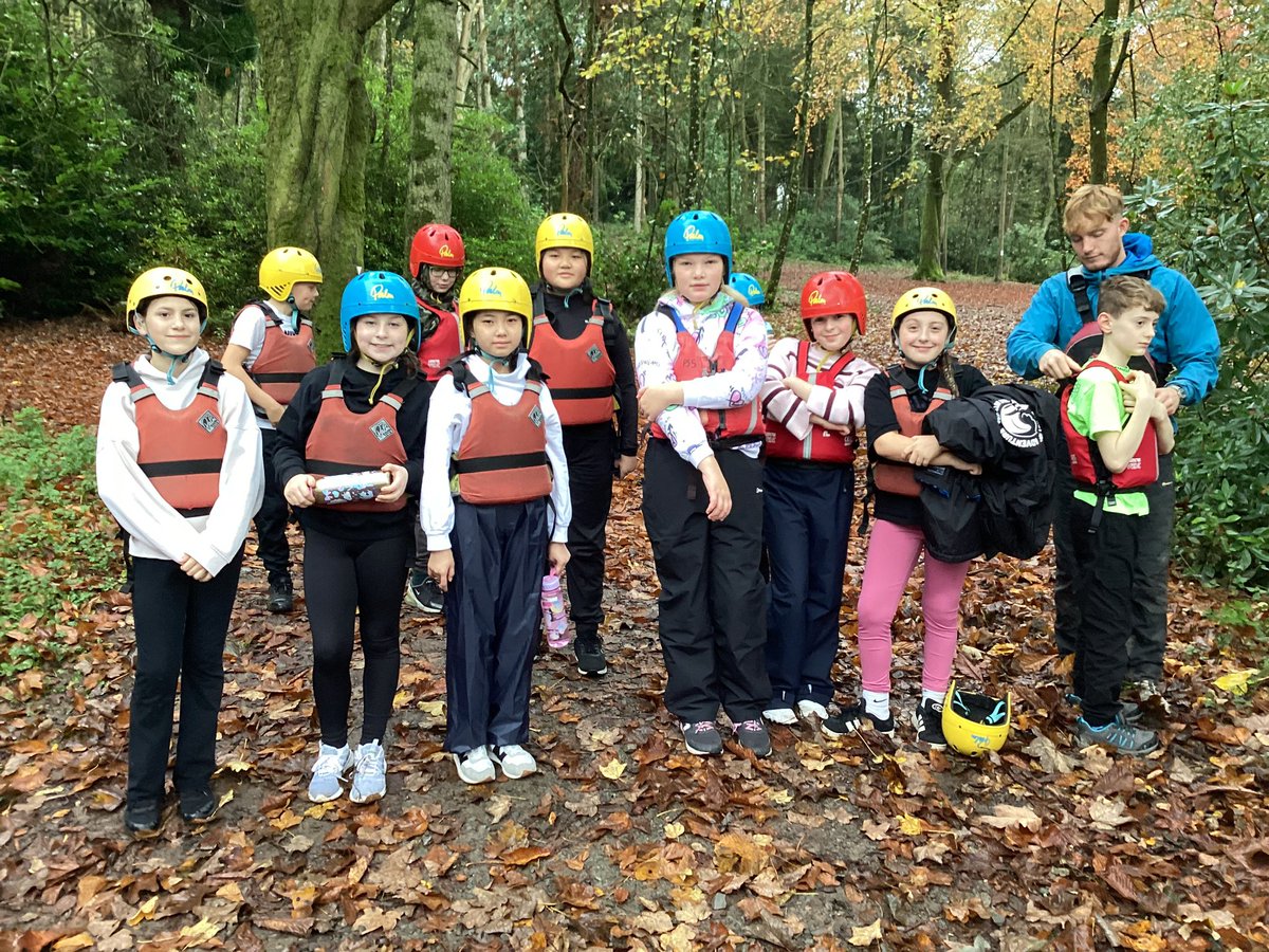 HorwichParishCE's tweet image. Group 10 first activity a dip in the lake. Team work, raft building. #Lockerbie #hpy6