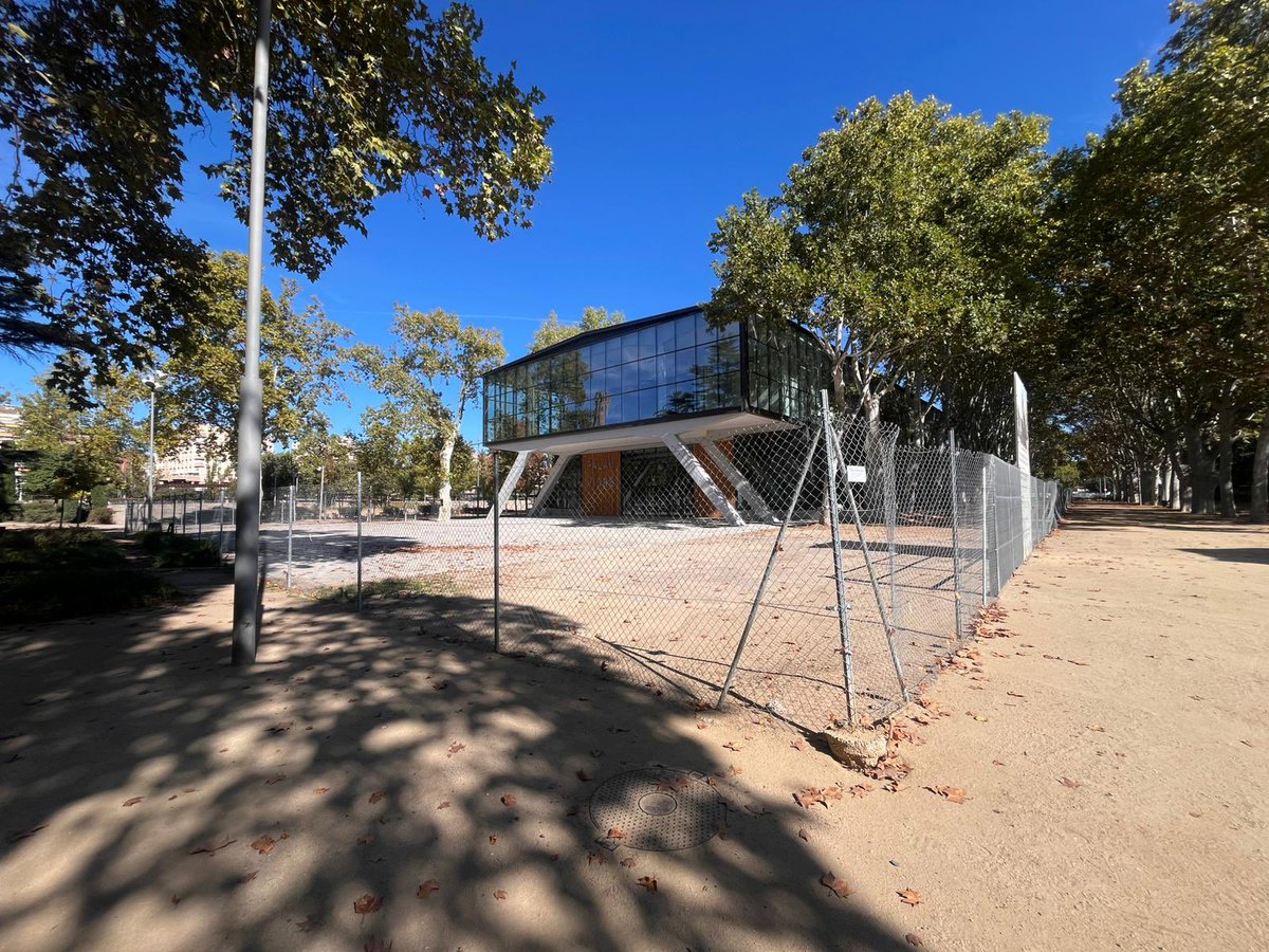 estertort's tweet image. I aquesta tanca? @paerialleida Quan està previst de retirar-la? És una pena passejar per aquest espai i veure-ho així quan l’obra ja està acabada.